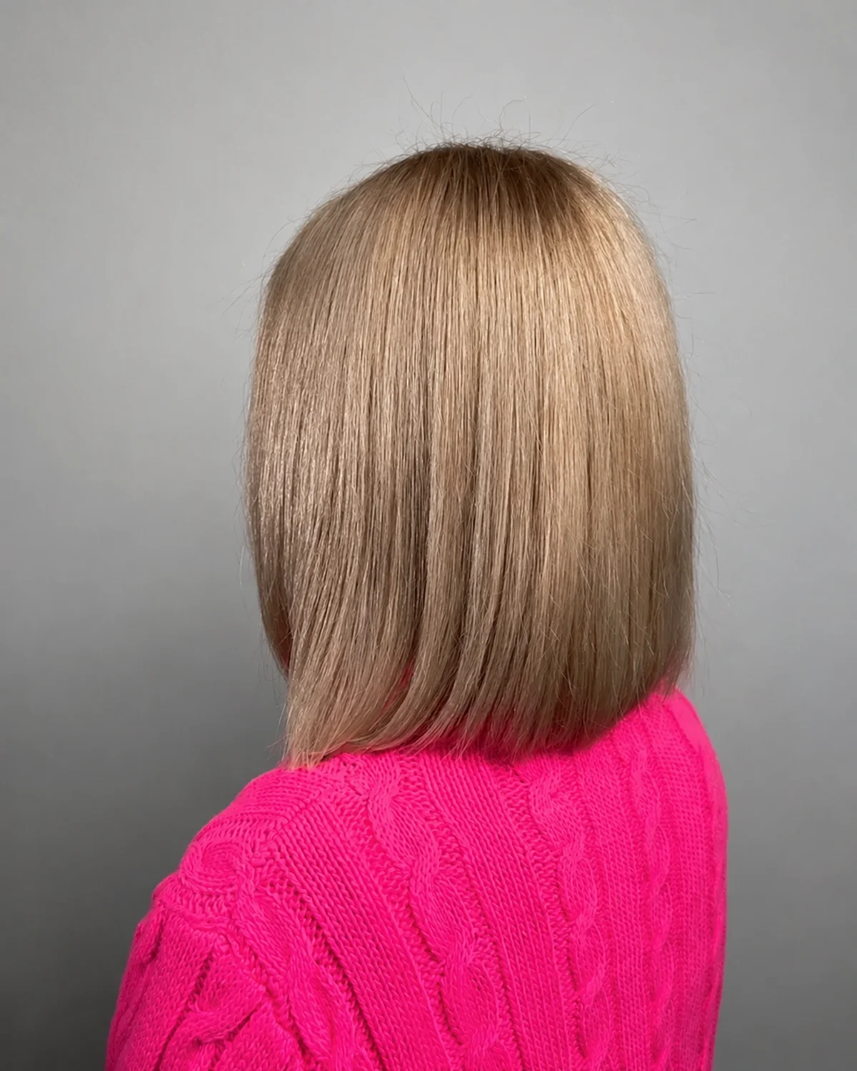 Bob blond neted, fotografiat din spate după realizarea lucrării la VVS Concept.