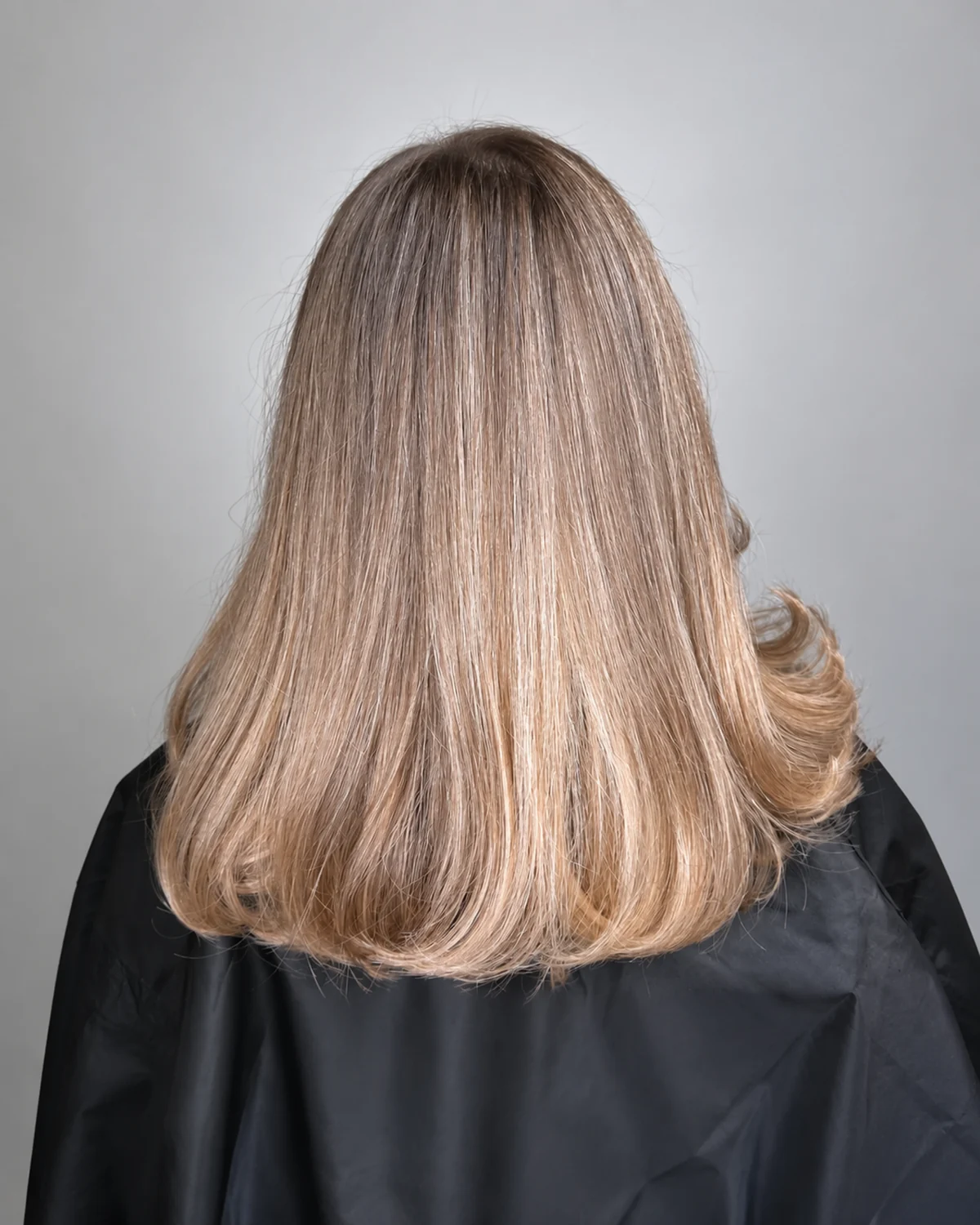 Păr blond cu reflexe luminoase și vârfuri lejere, realizat la VVS Concept.